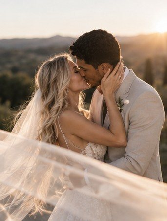 Céline et Jacques s'embrassent au coucher du soleil